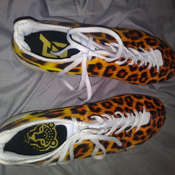 Athletic_Shoes